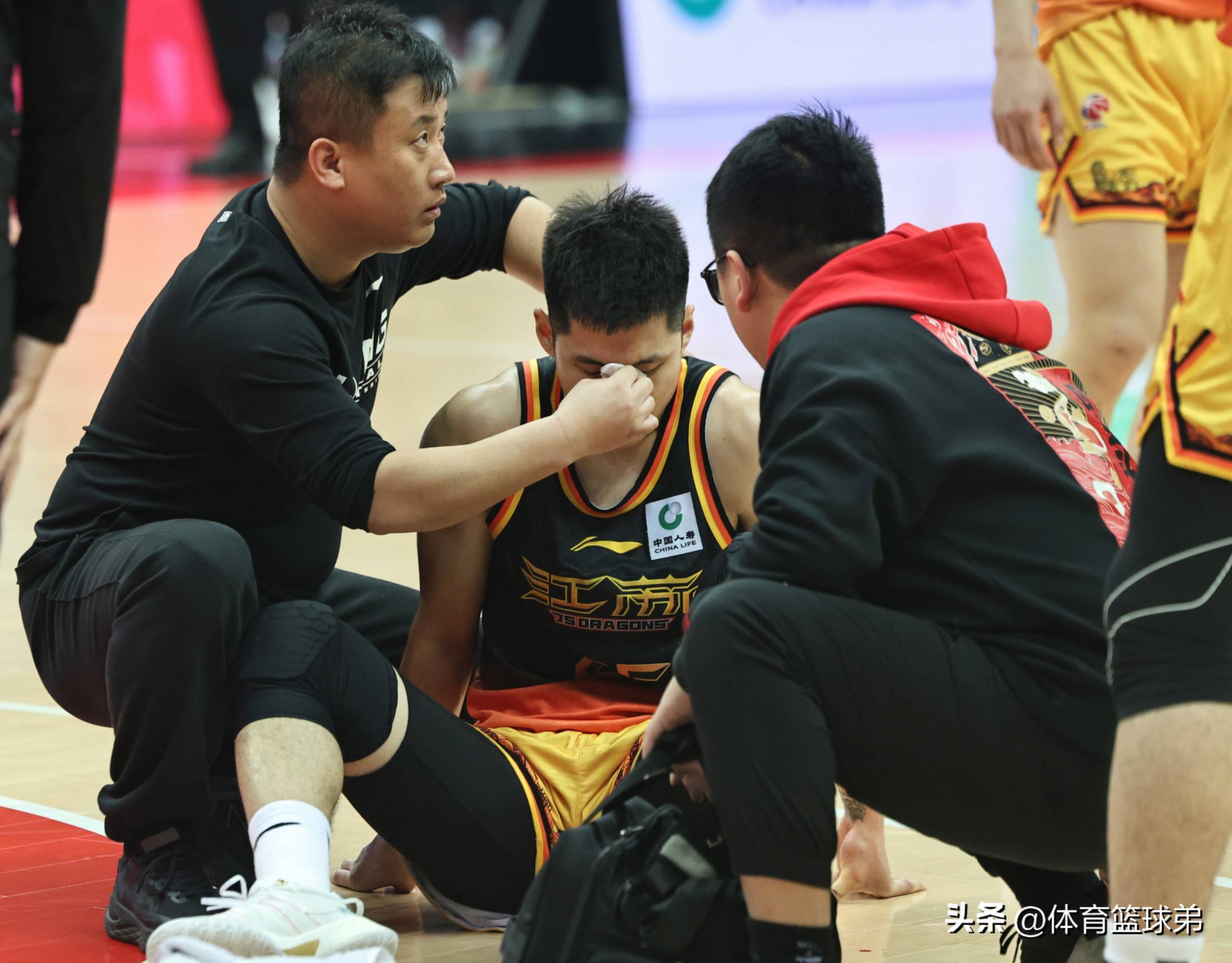九游官网-关于武汉三镇发布备战花絮，赛后强势反弹，NBA常规赛任务艰巨，身体对抗强度拉满的信息